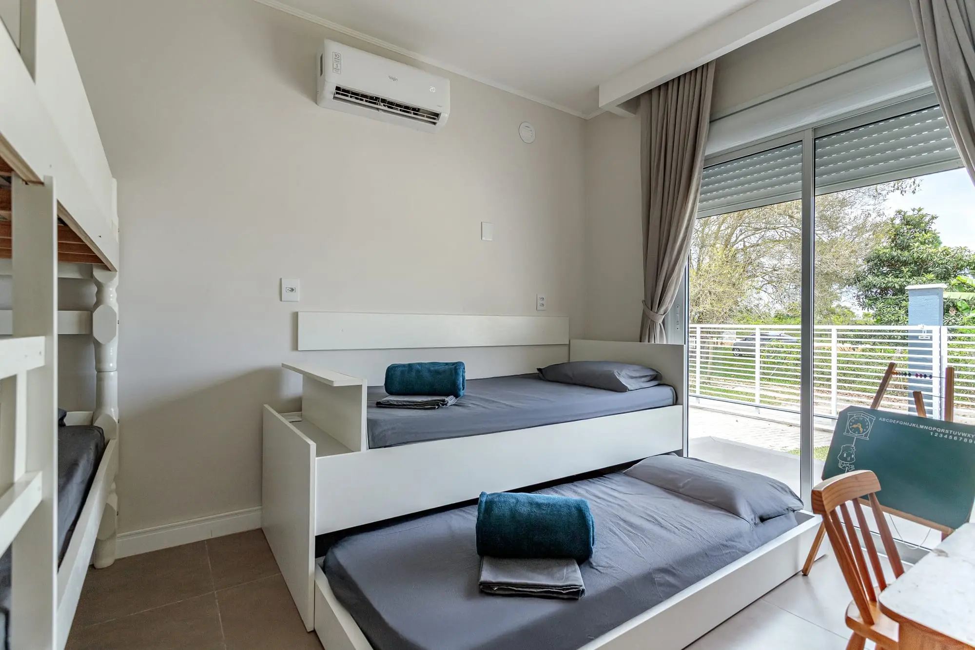 Quarto da frente com cama de casal e ar-condicionado